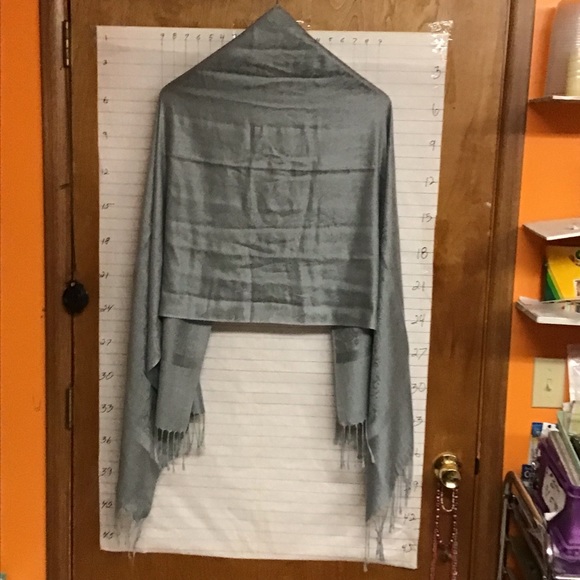 SOft gray scarf w/gray paisley pattern 26" wide X 72" long + fringe - Picture 2 of 6